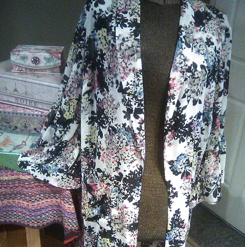 Brand New Bell-sleeve Floral kimono